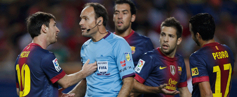 barcelona-players-referee49