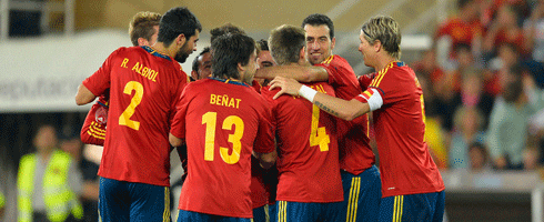 spain-players-celebrate490a