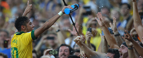 neymar-celebrates-fans490ai