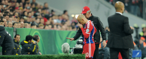 robben-leaves-pitch-injured