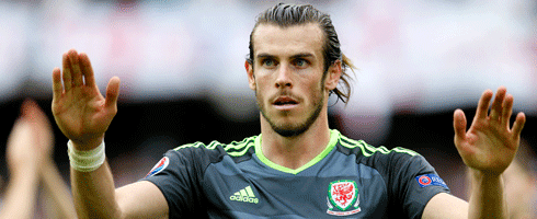 bale-wales-hands-out490epa