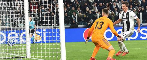 Juventus' Mario Mandzukic scores against Valencia