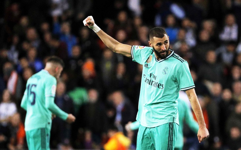 Olympique Lyonnais' Karim Benzema and Juninho Pernambucano form a