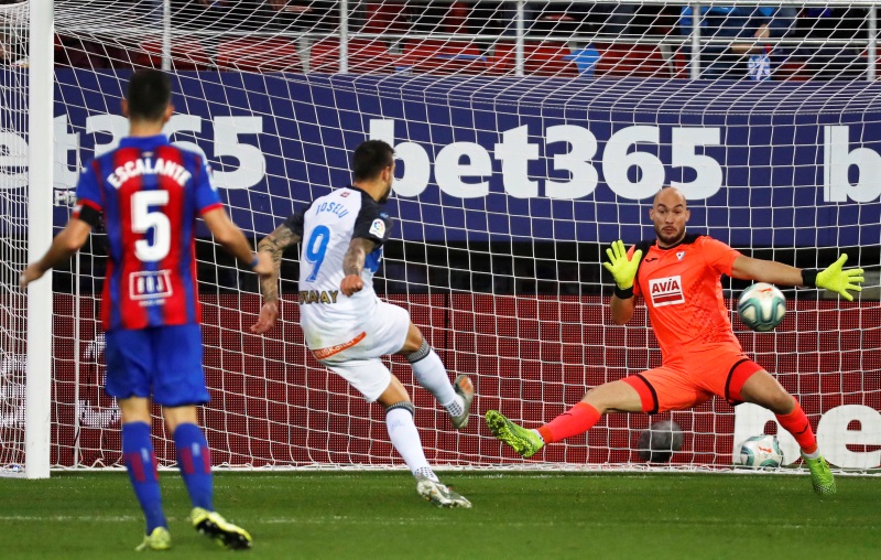 Sevilla agree deal to sign goalkeeper on free transfer - report - Football Espana