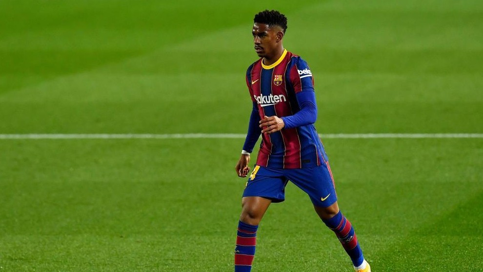 Leeds United Join Long Queue To Land Barcelona S Junior Firpo