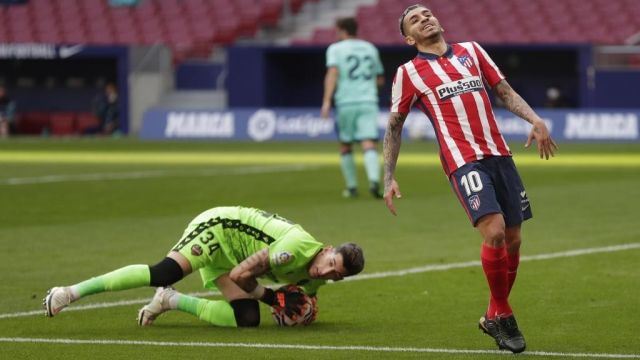 Titulares de la mañana del fútbol español: el portero del Levante apoya al Real Madrid en la carrera por el título, el Paris Saint-Germain se prepara para la salida de Mbappé, uniendo Barcelona con Grillish