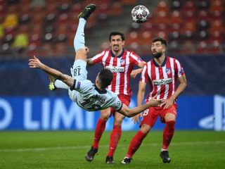 Watch Olivier Giroud Puts Chelsea In Front Against Atletico Madrid With Stunning Bicycle Kick Football Espana