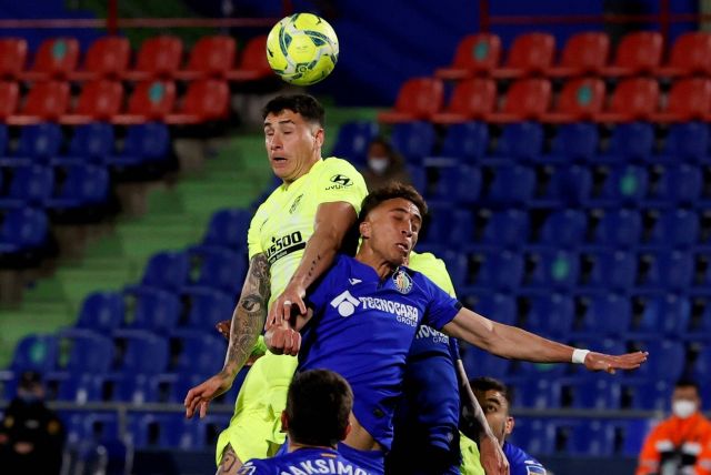 Atletico Madrid s defender Jose Maria Gimenez (L) vies for the ball with Getafe s defender Sofian Chakla (R) during the