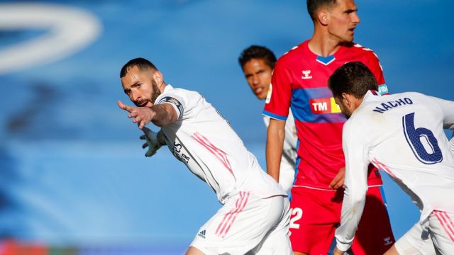 Títulos de la noche del fútbol español: doblete de Benzema hunde al Elche, Juventus nombra el premio de Cristiano y retrasa la vuelta de Ansu