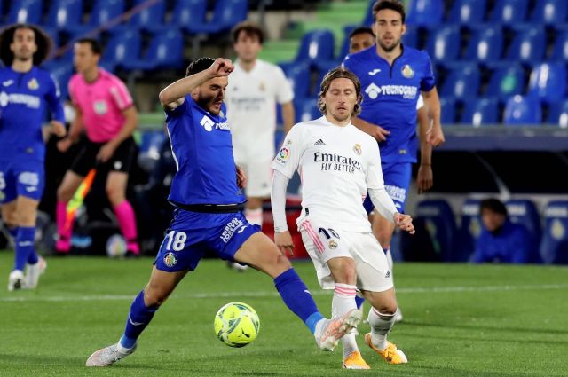 Getafe's Mauro Arambarri and Real Madrid's Luka Modric
