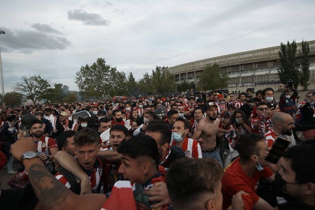 Marcos Llorente with the Atletico Madrid fans