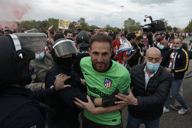 Jan Oblak with the Atletico Madrid fans