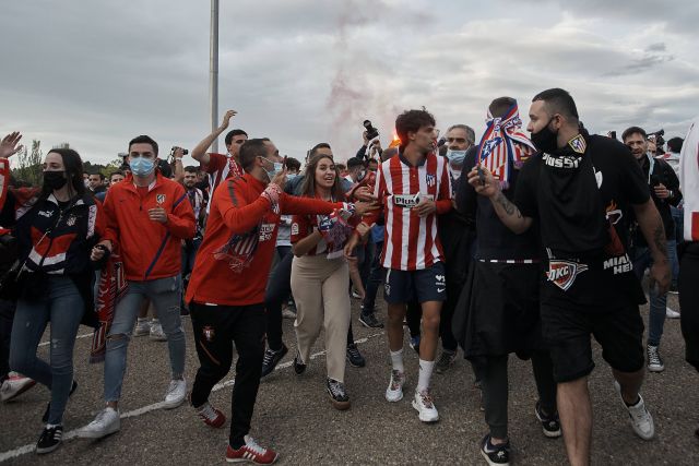 Joao Felix with the Atletico Madrid fans