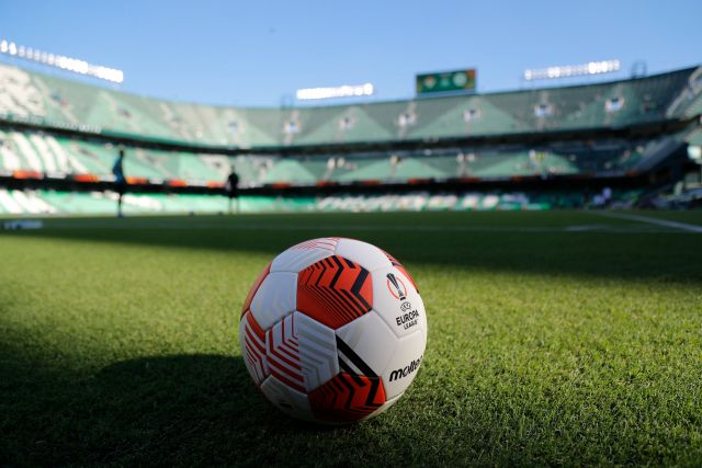 Borja Iglesias of Real Betis, left, and Miha Blazic of Ferencvaros TC vie  for the ball during the Europa League group G soccer match between Ferencvaros  TC and Real Betis in Groupama