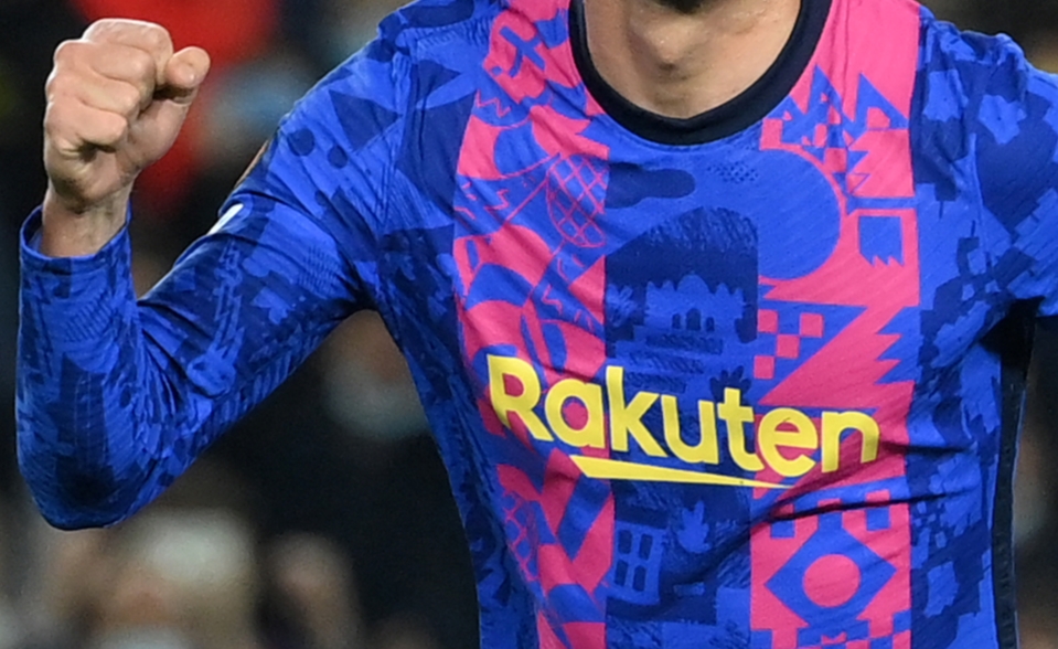 Torres missing Barcelona kit badge and Nike logo as he rescues draw against  Napoli