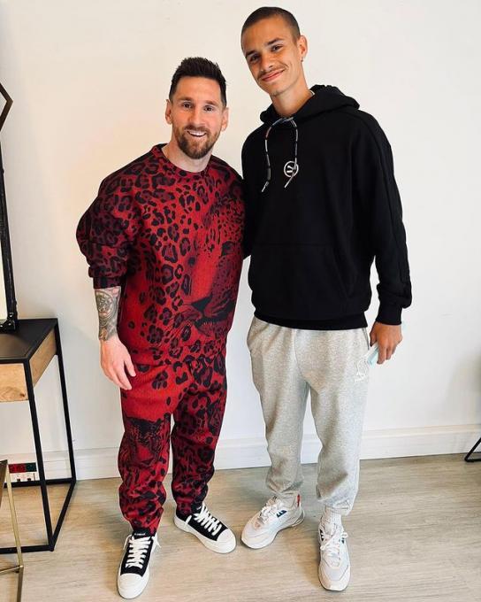 El intenso atuendo de Leo Messi estalla en el Instagram de Romeo Beckham.