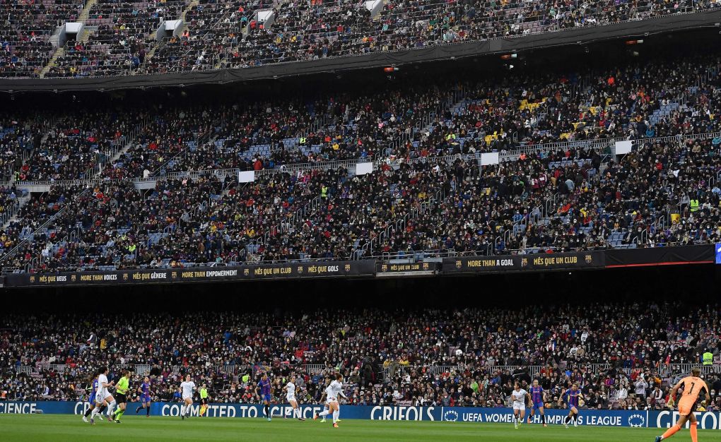 Surgen imágenes del abarrotado El Clásico femenino en el Camp Nou