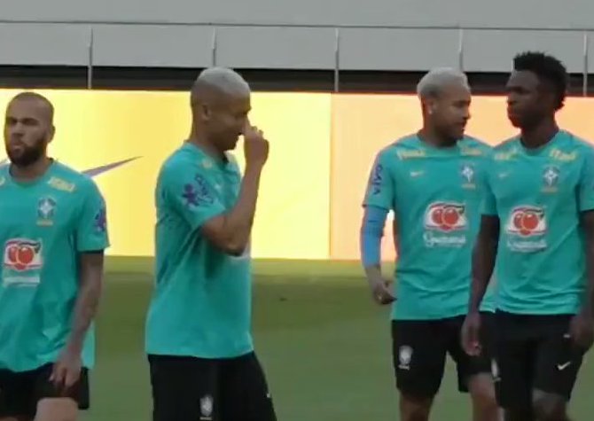 WATCH: Dani Alves and Neymar Junior break up play-fight between Richarlison  and Vinicius Junior - Football España