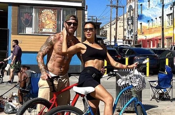 Sergio Ramos cycles through Los Angeles with his wife Pilar Rubio -  Football España