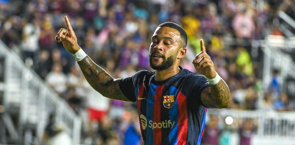 Xavi tells Memphis Depay his Barcelona role will be reduced in