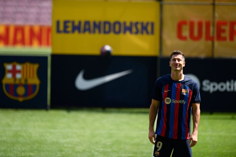 Barcelona confirm Robert Lewandowski is club's new No. 9 - Barca Blaugranes