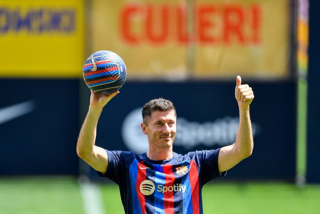 Lewandowski shirt delayed after Barcelona club store runs out of