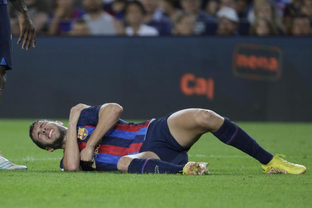 سيرجي روبرتو يواجه غياب طويل لبرشلونة بعد إصابة في الكتف