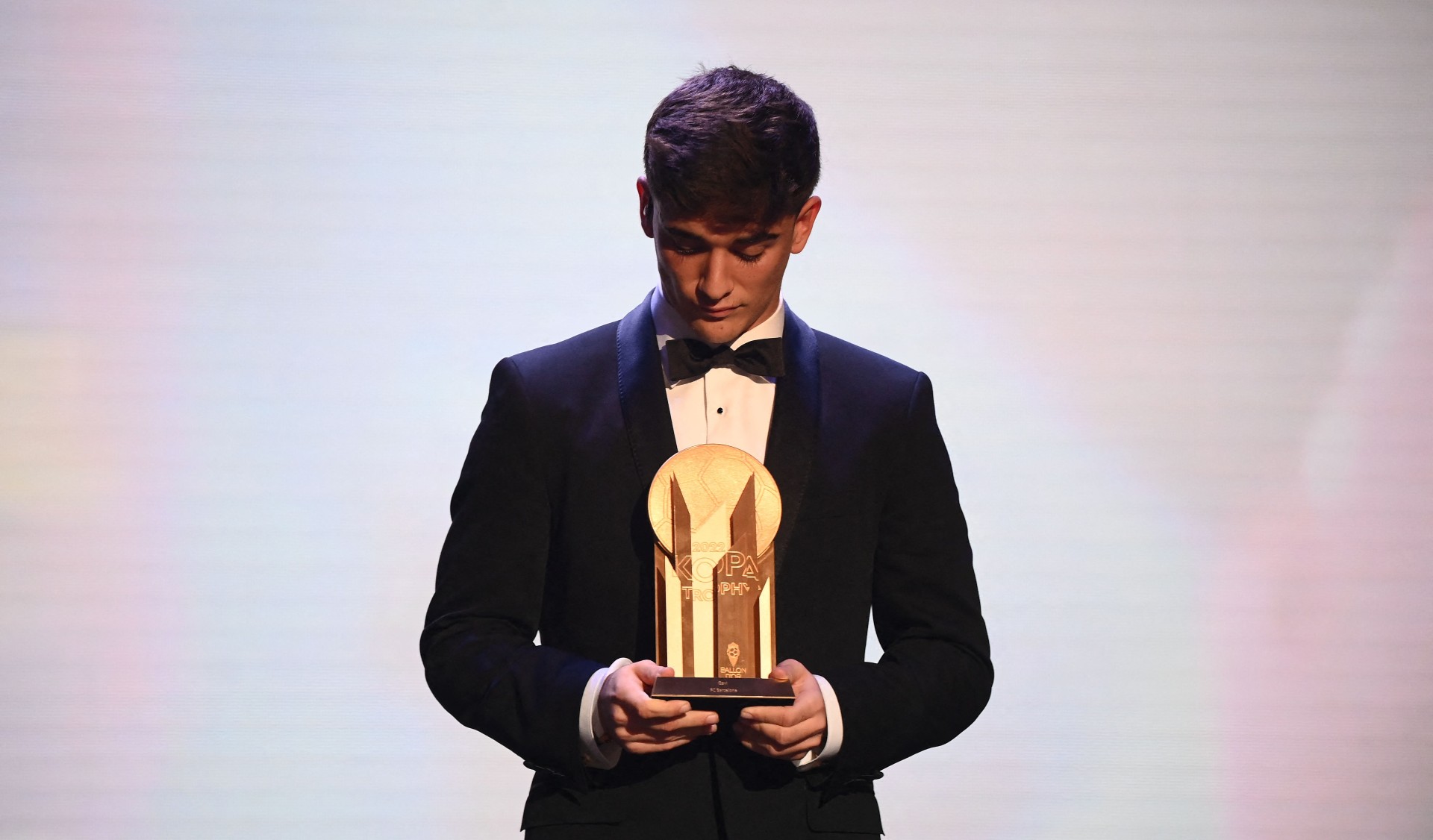 Gavi يخصص جائزة Kopa Trophy لبرشلونة