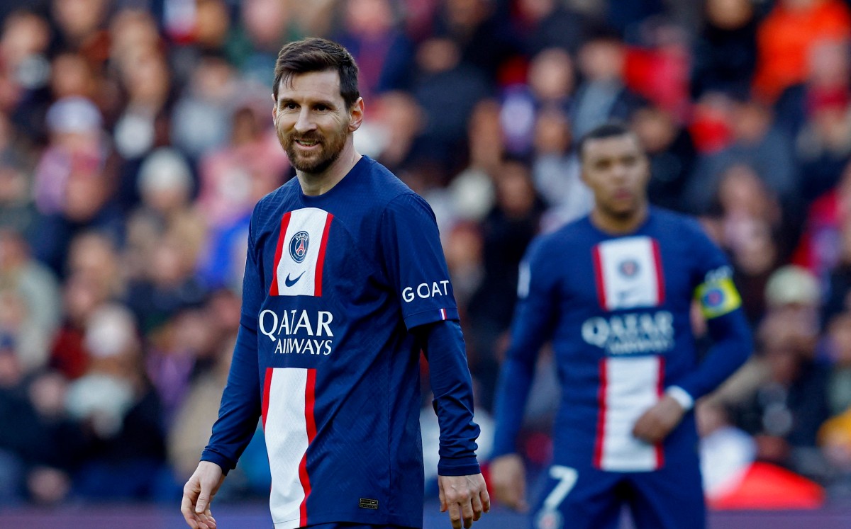 Soccer star Lionel Messi agrees to join Paris Saint-Germain, flies