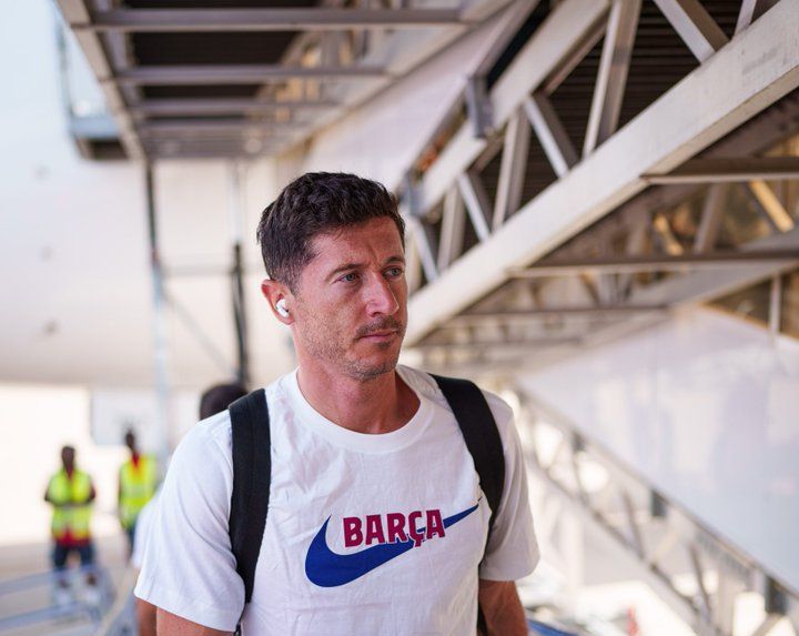 Barcelona star Robert Lewandowski on wave of Saudi Arabia