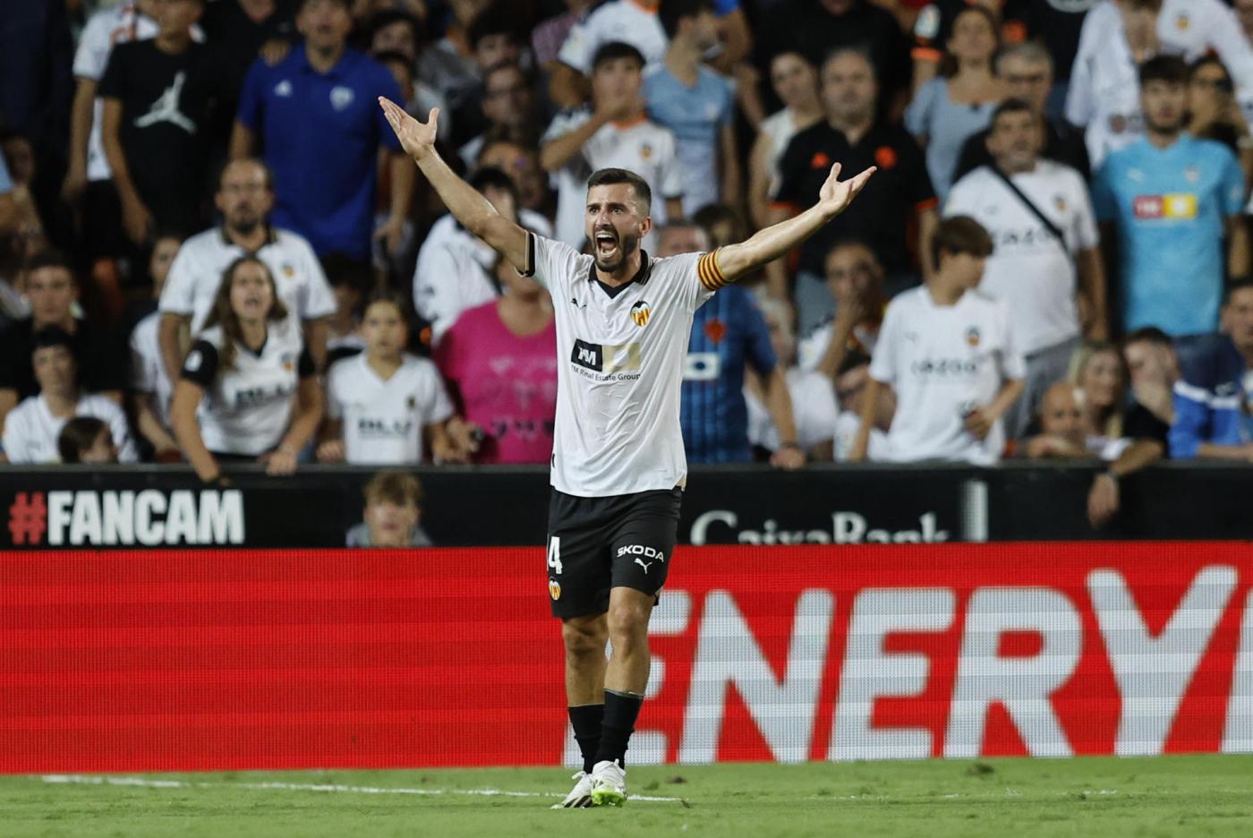 Valencia and Spain delight as key defender returns from injury ahead of season run-in and Euro 2024