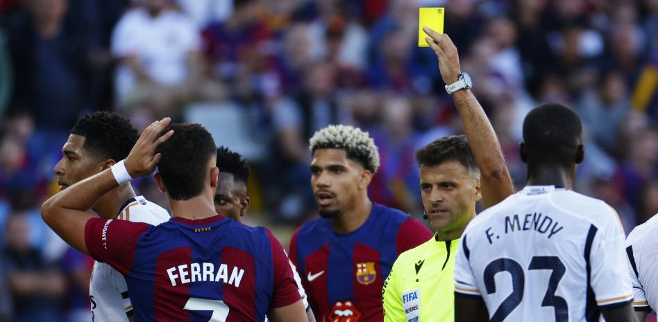 Who is Jesús Gil Manzano, the referee for Barcelona vs Real Madrid