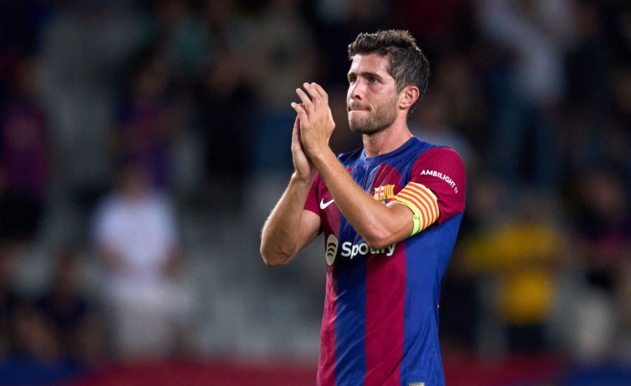 Barcelona restart contract talks with midfielder