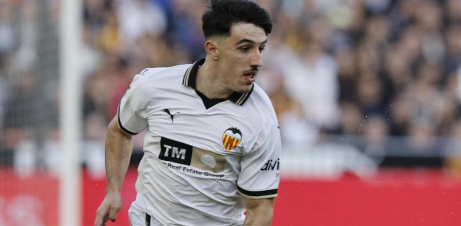 Valencia starlet opens up on “surprising” Barcelona exit – “Things happen for a reason”