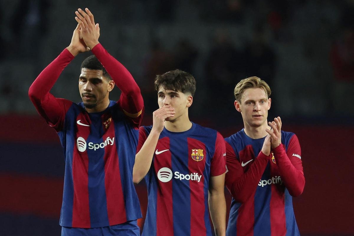 Barcelona yet to make advances in contract talks with star defender despite reports