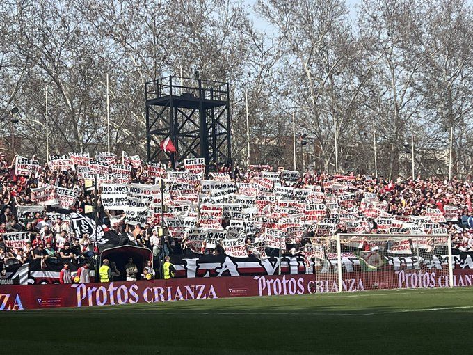 La Liga side plan street protest against plans to leave stadium as owner and politicians size up move