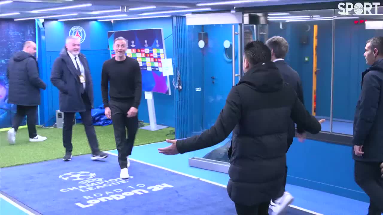WATCH: Xavi Hernandez and Luis Enrique share heart-warming embrace before PSG-Barcelona clash