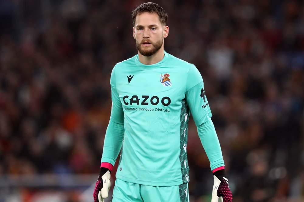 Chelsea join Manchester United in race to sign leading La Liga goalkeeper