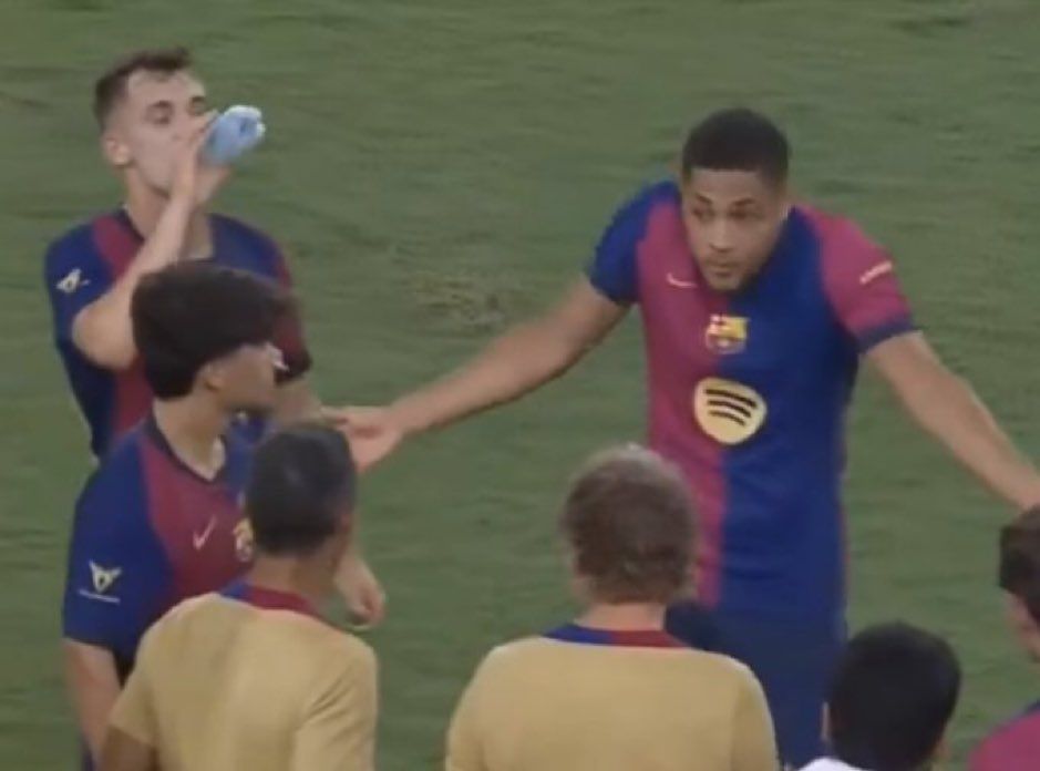 Vitor Roque accused of shying away from Barcelona penalty amid alleged argument with Thiago