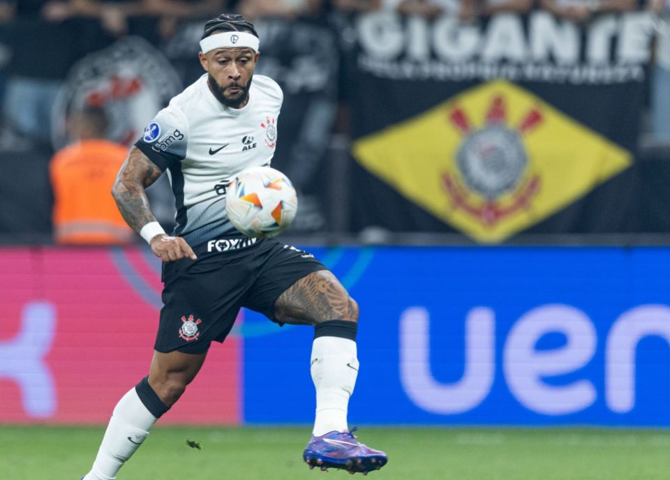 Former Barcelona striker Memphis Depay at risk of having Corinthians contract terminated