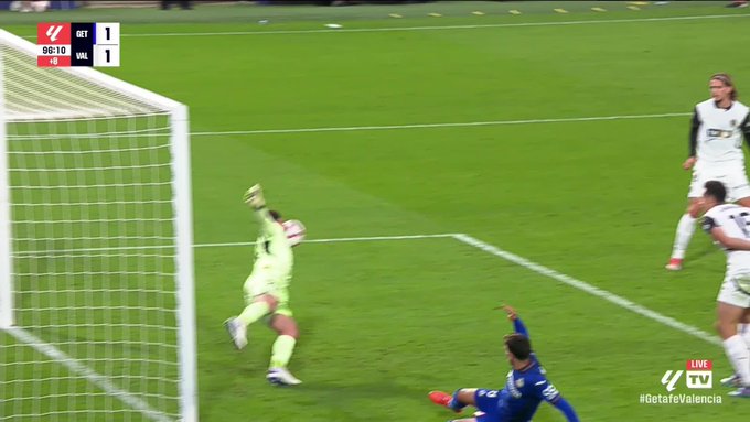 WATCH: 2025 Liverpool arrival Giorgi Mamardashvili pulls off outrageous double save for Valencia