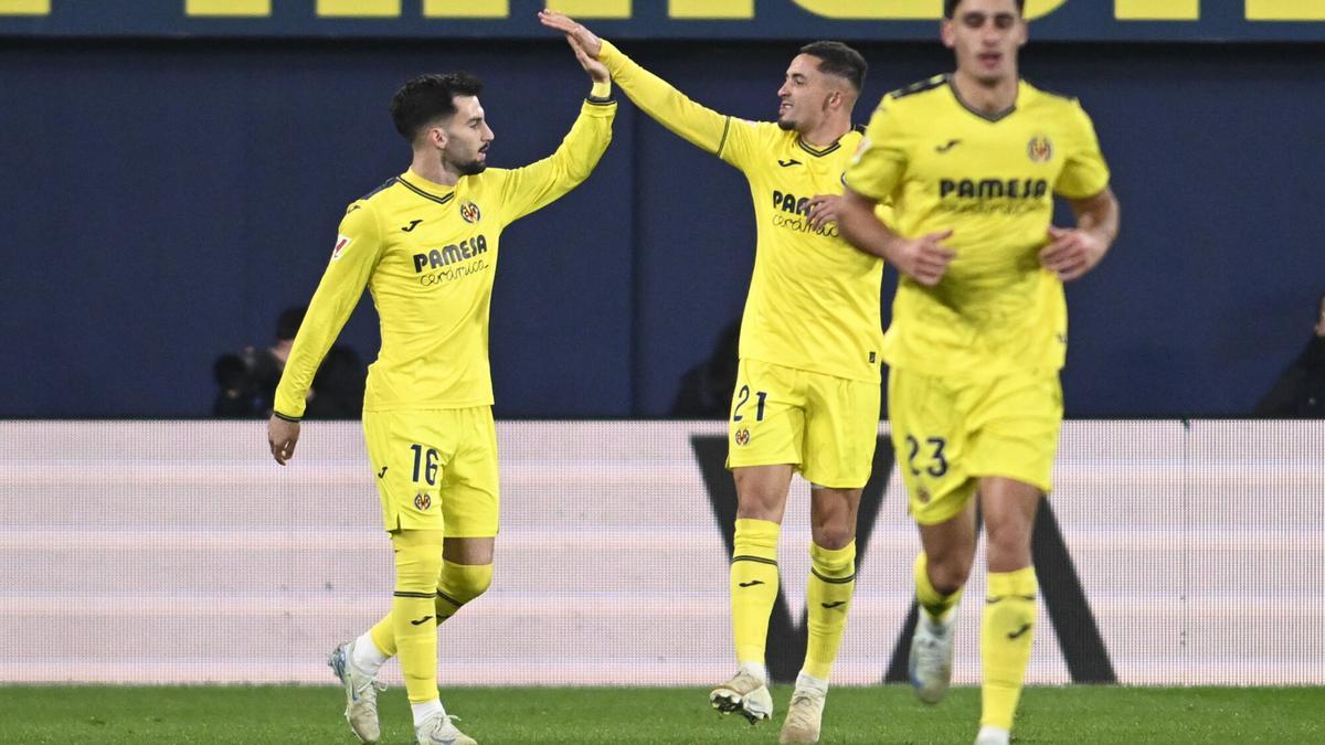 Alex Baena congratulates Yeremy Pino for Villarreal