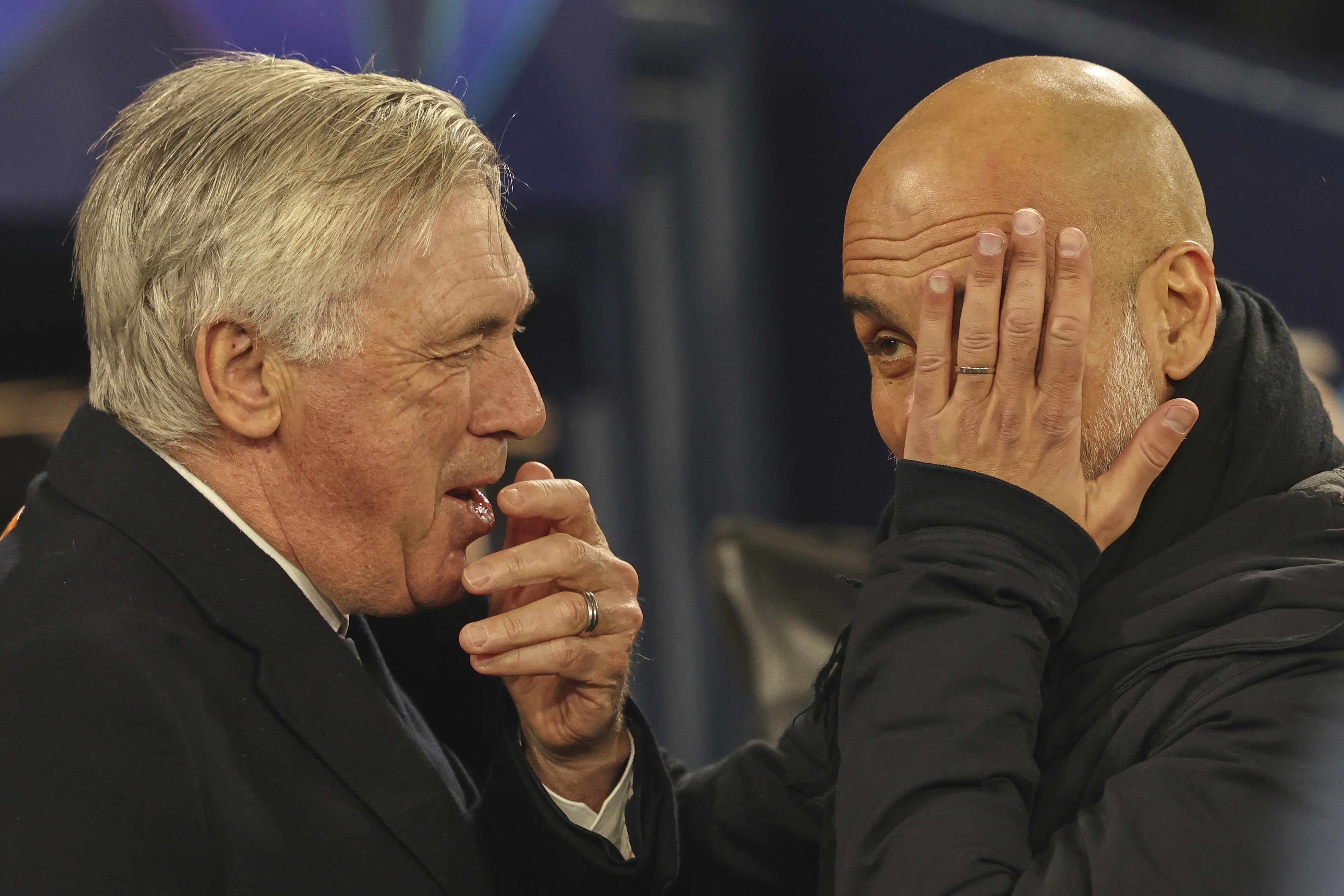 Ancelotti speaks with Guardiola.