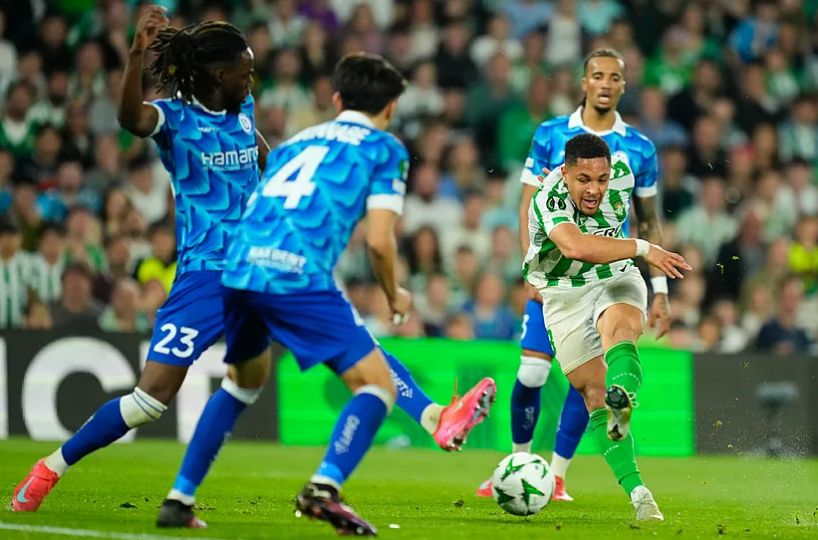 Vitor Roque against Gent.