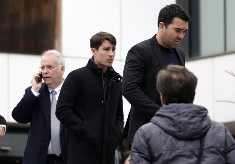 Bojan and Deco attend Miñuarro's funeral.