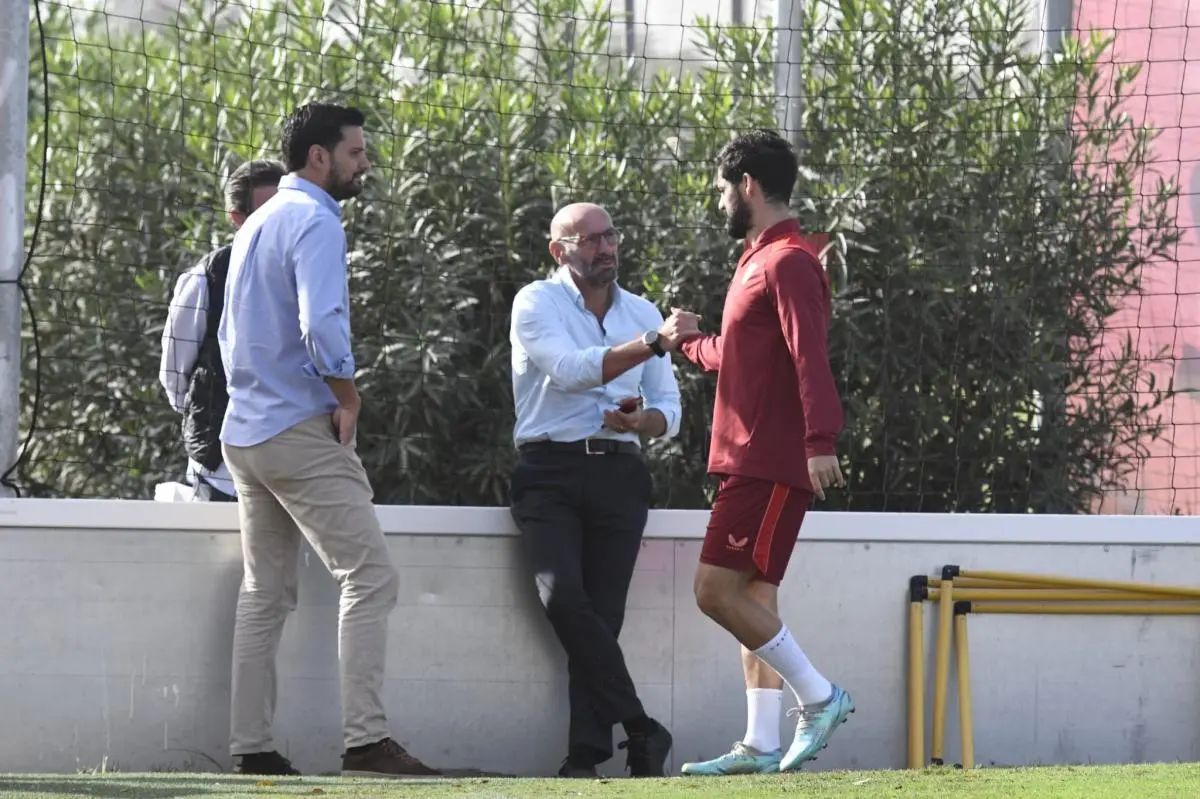 Monchi speaks to Isco at Sevilla training.