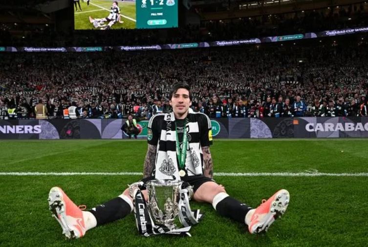 Tonali poses with the League Cup trophy