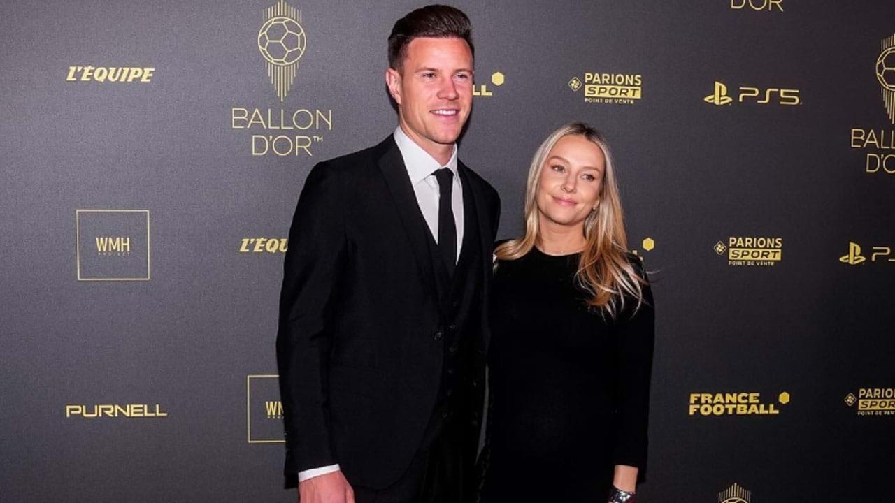 Ter Stegen poses with Daniela ter Stegen at an awards ceremony.