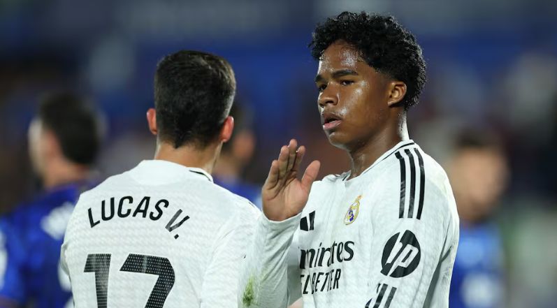 Endrick explains something to Lucas Vazquez.