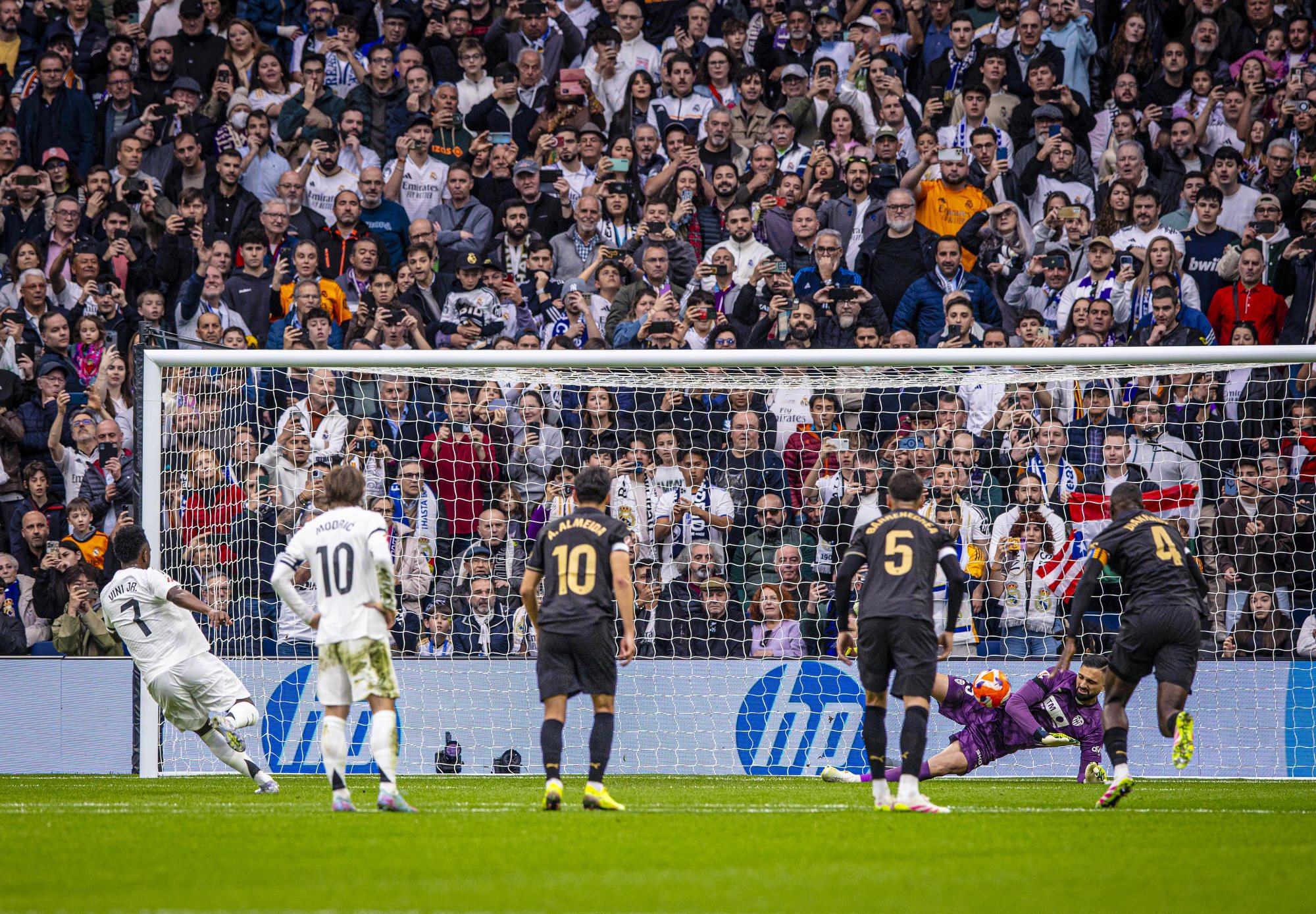 Mamardashvili saves Vinicius' penalty